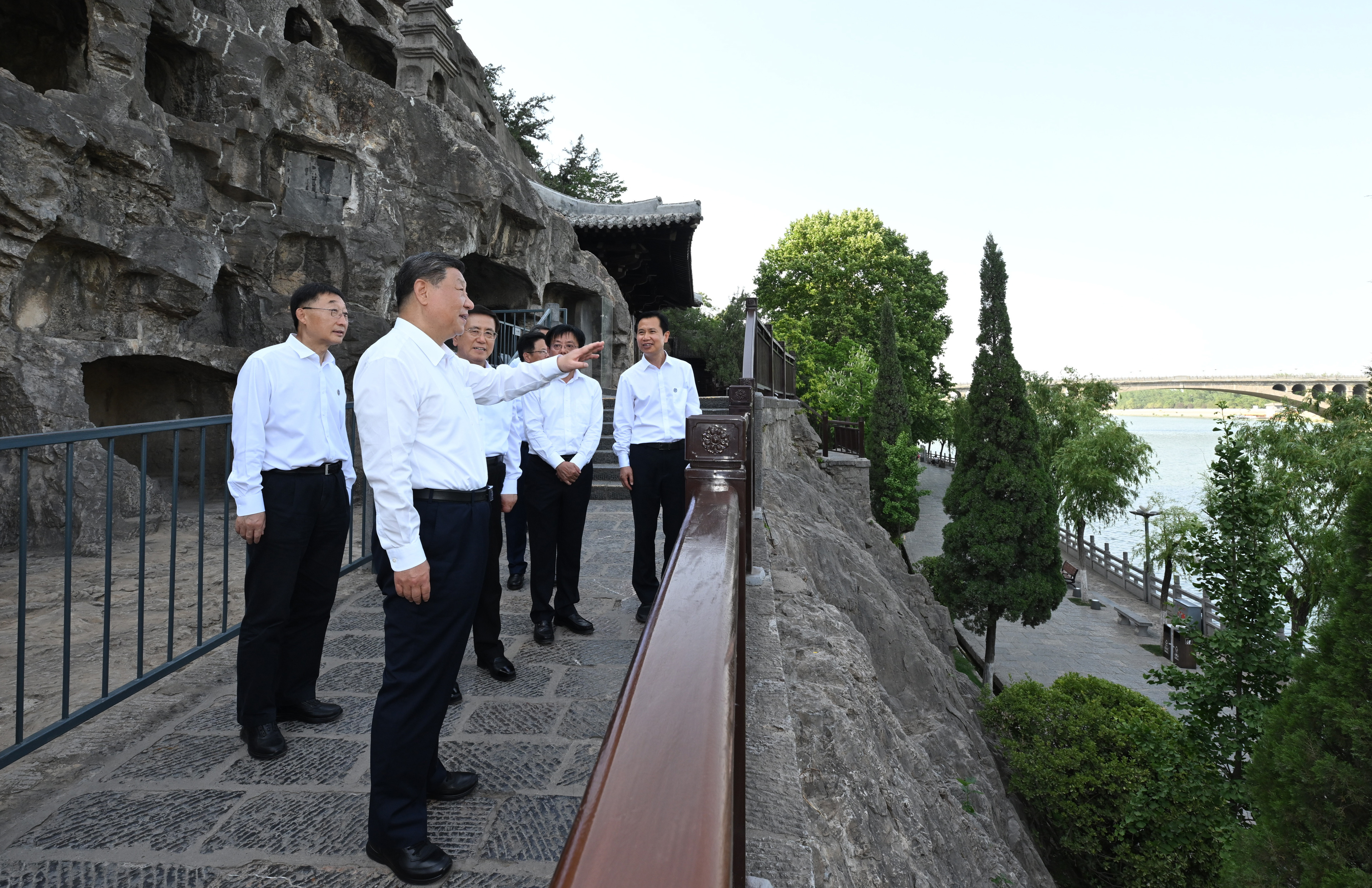 5月19日至20日，中共中央總書記、國(guó)家主席、中央軍委主席習(xí)近平在河南考察。這是19日下午，習(xí)近平在洛陽(yáng)龍門石窟考察。新華社記者 謝環(huán)馳 攝