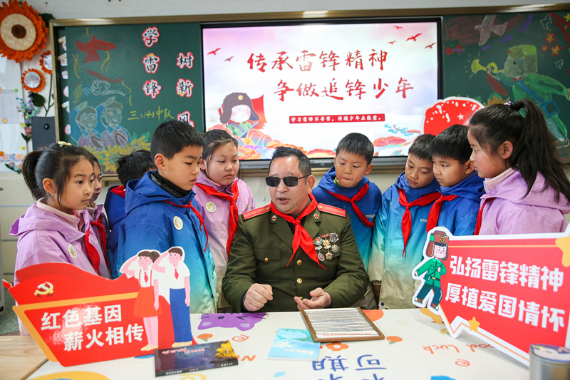 2025年3月3日，江蘇南通如皋市安定小學(xué)里，傷殘軍人許波銀在思政小課堂上向?qū)W生講述雷鋒故事。