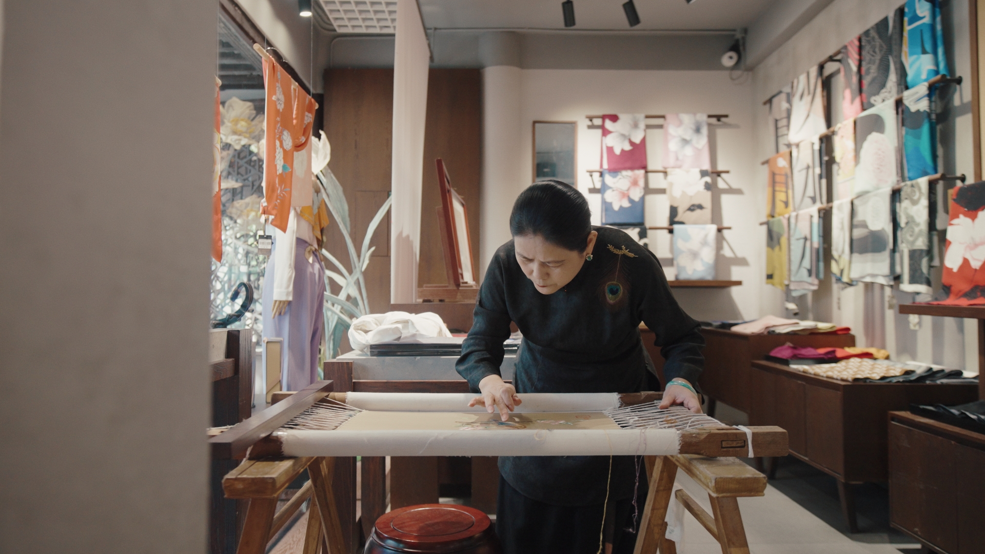 蘇繡代表性傳承人盧建英正在繡制作品。人民網(wǎng)記者 葛泰佚攝