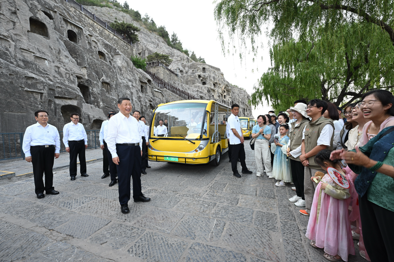 5月19日，習(xí)近平在洛陽(yáng)龍門(mén)石窟考察時(shí)，同游客親切交流。