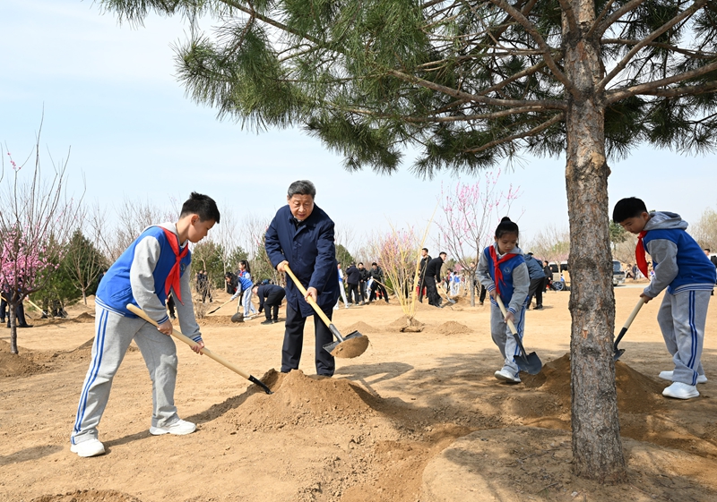 2025年4月3日，習(xí)近平總書記來到北京豐臺區(qū)永定河畔參加首都義務(wù)植樹活動。