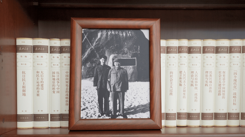 2022年12月31日，習(xí)近平辦公室的書架上擺放著他和父親的合影。