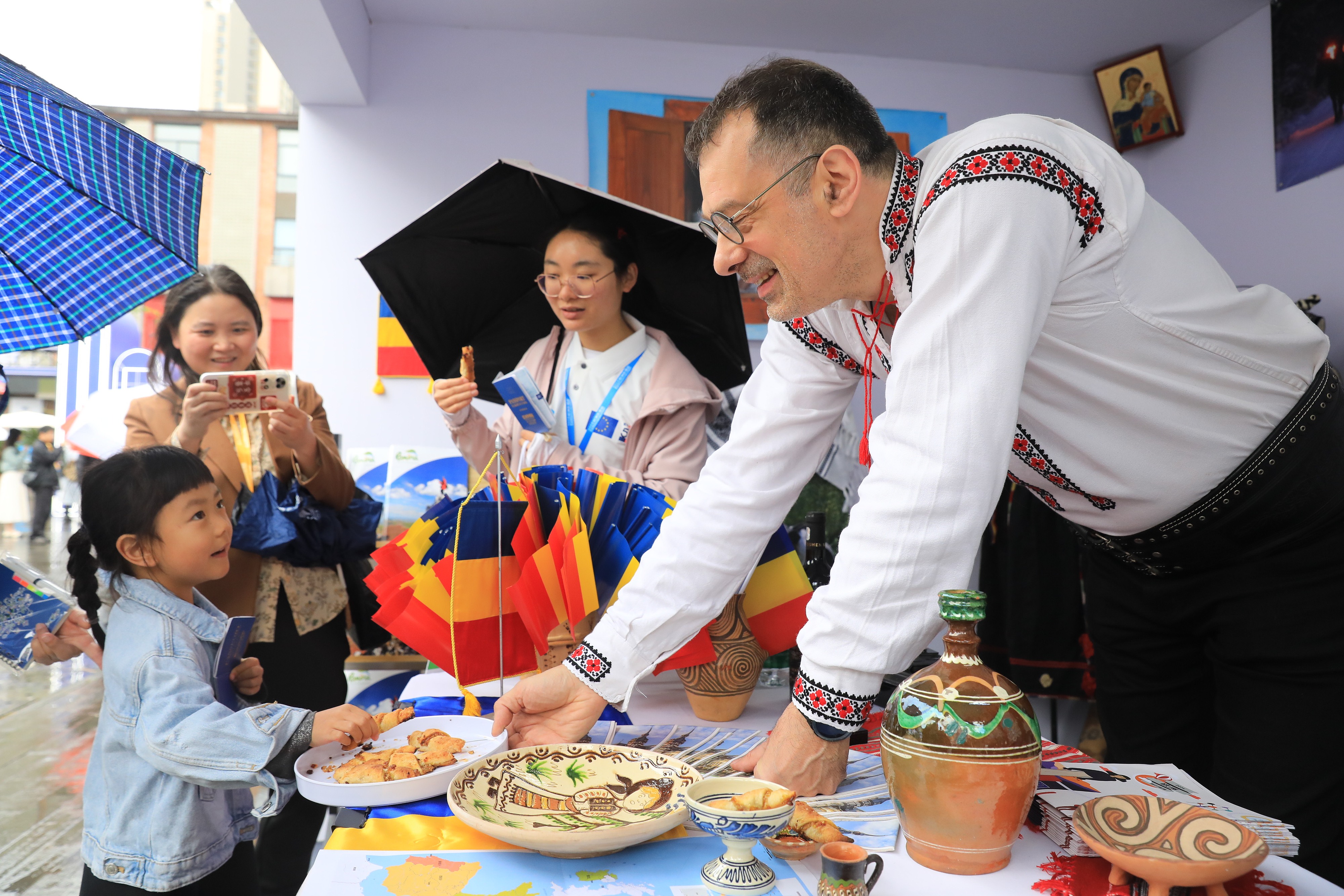 2025年4月12日，四川省成都市“2025成都·歐洲文化季”活動(dòng)融匯藝術(shù)、音樂(lè)、美食與互動(dòng)體驗(yàn)，為民眾打造了一場(chǎng)“沉浸式”文化嘉年華。