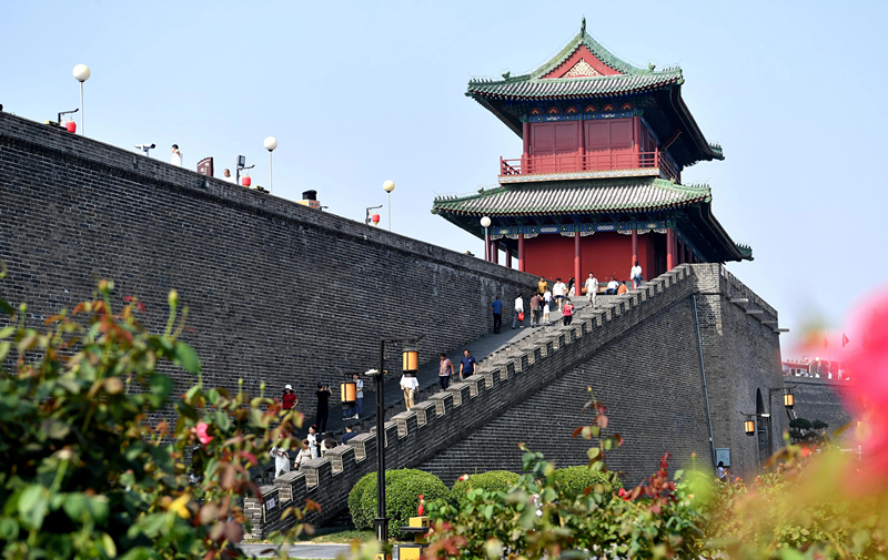 2024年9月16日，游客在河北省石家莊市正定古城游玩。