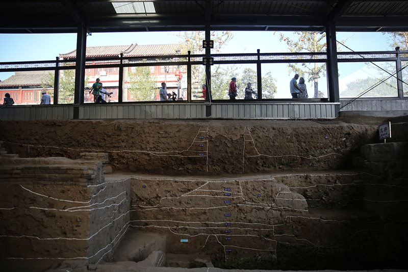 2019年9月7日，人們透過玻璃幕墻看開元寺南廣場遺址考古現(xiàn)場。