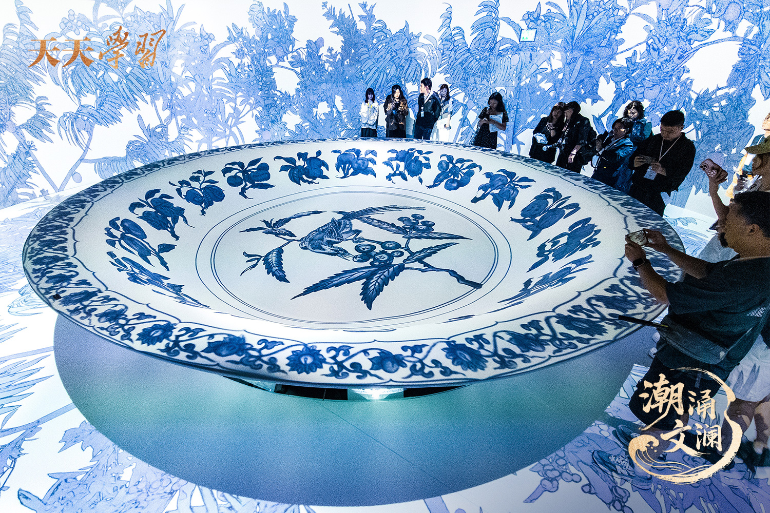 2025年5月13日，“‘紋’以載道——故宮博物院沉浸式數(shù)字體驗展”亮相香港故宮文化博物館。