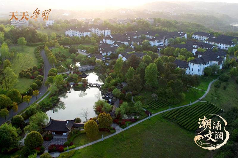 如今，越劇不僅活躍在嵊州人日常生活的一個個角落，也深深烙印在嵊州人的精神血脈之中。圖為古色古香的嵊州越劇藝術學校。