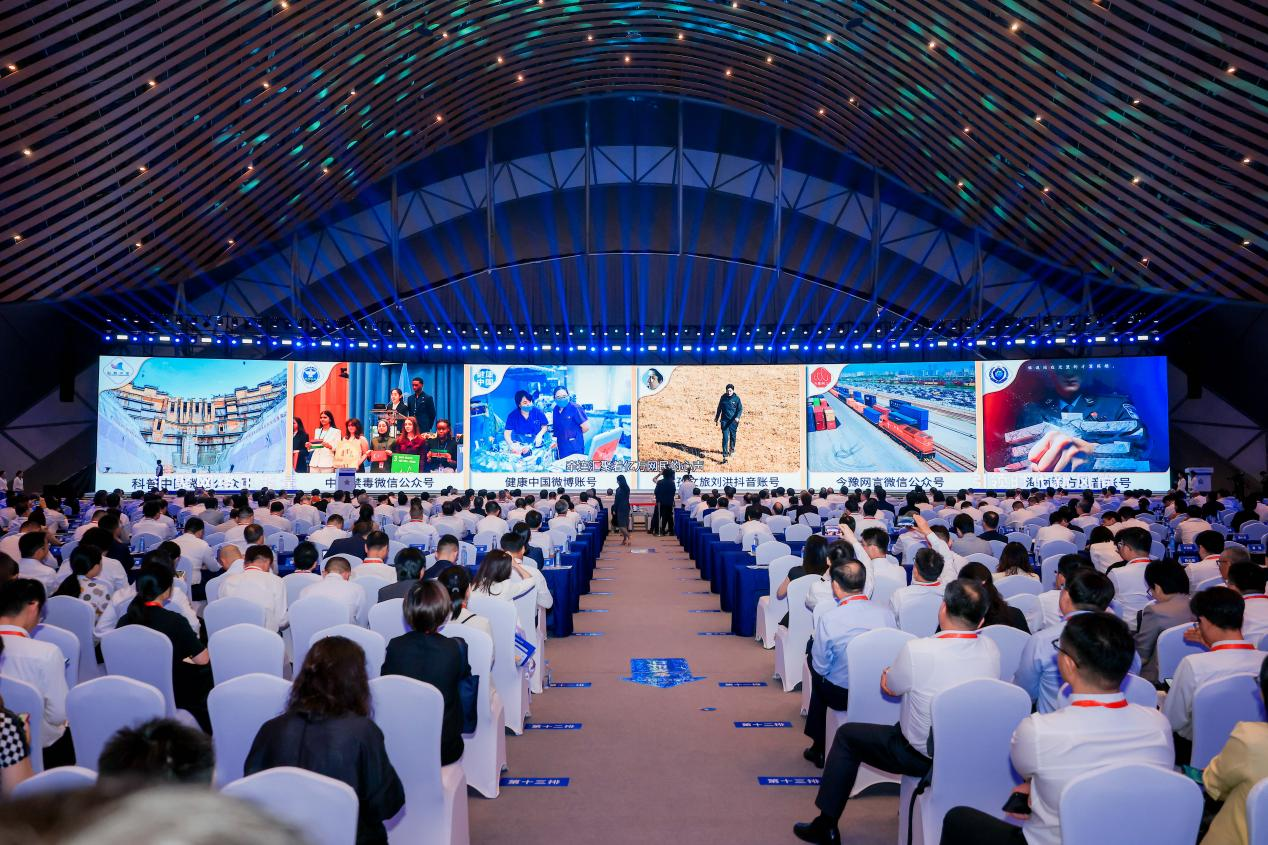 2025年中國(guó)網(wǎng)絡(luò)文明大會(huì)《走好網(wǎng)上群眾路線百個(gè)成績(jī)突出賬號(hào)推選活動(dòng)成果》發(fā)布現(xiàn)場(chǎng)。