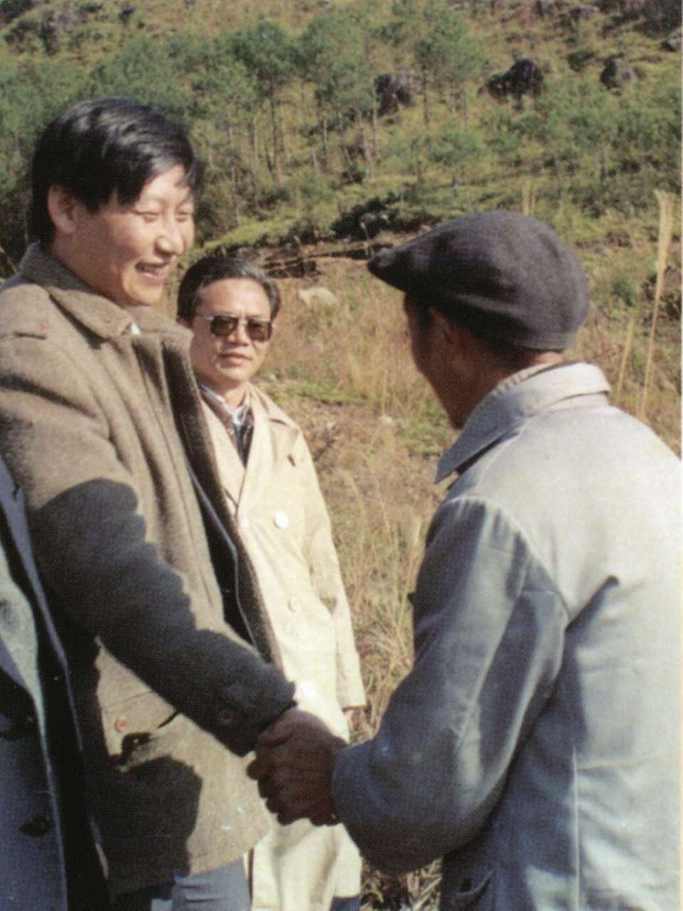 1989年1月，習(xí)近平到周寧縣走訪種林專業(yè)戶。（圖源：《習(xí)近平在寧德》）