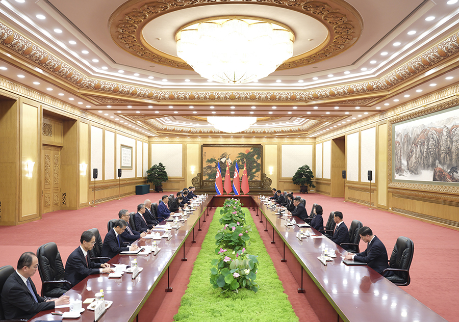 9月4日晚，中共中央總書記、國家主席習(xí)近平在北京人民大會(huì)堂同來華出席紀(jì)念中國人民抗日戰(zhàn)爭(zhēng)暨世界反法西斯戰(zhàn)爭(zhēng)勝利80周年活動(dòng)的朝鮮勞動(dòng)黨總書記、國務(wù)委員長金正恩舉行會(huì)談。