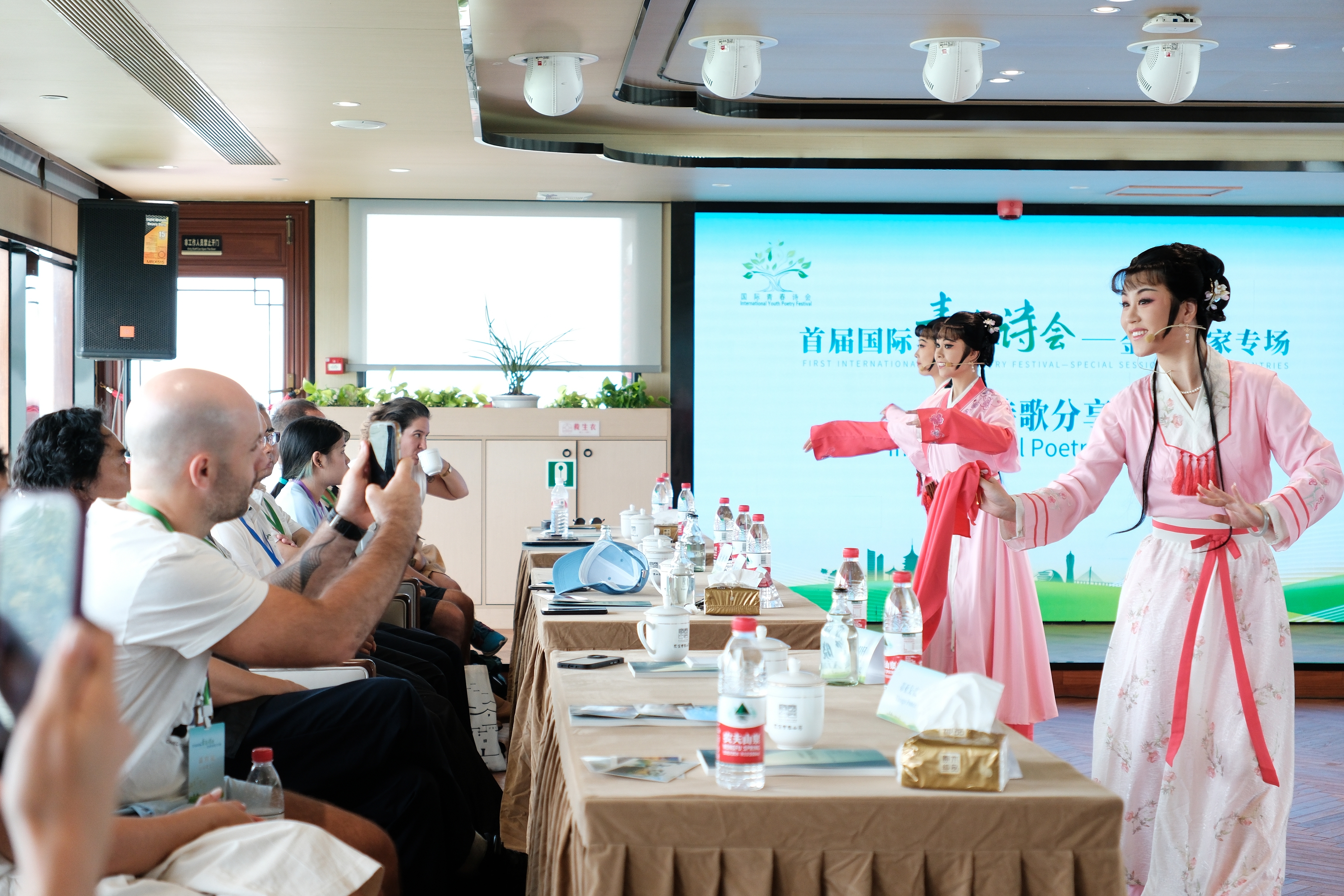 2024年7月21日，浙江杭州，金磚國家外國友人欣賞越劇《富陽新曲》。