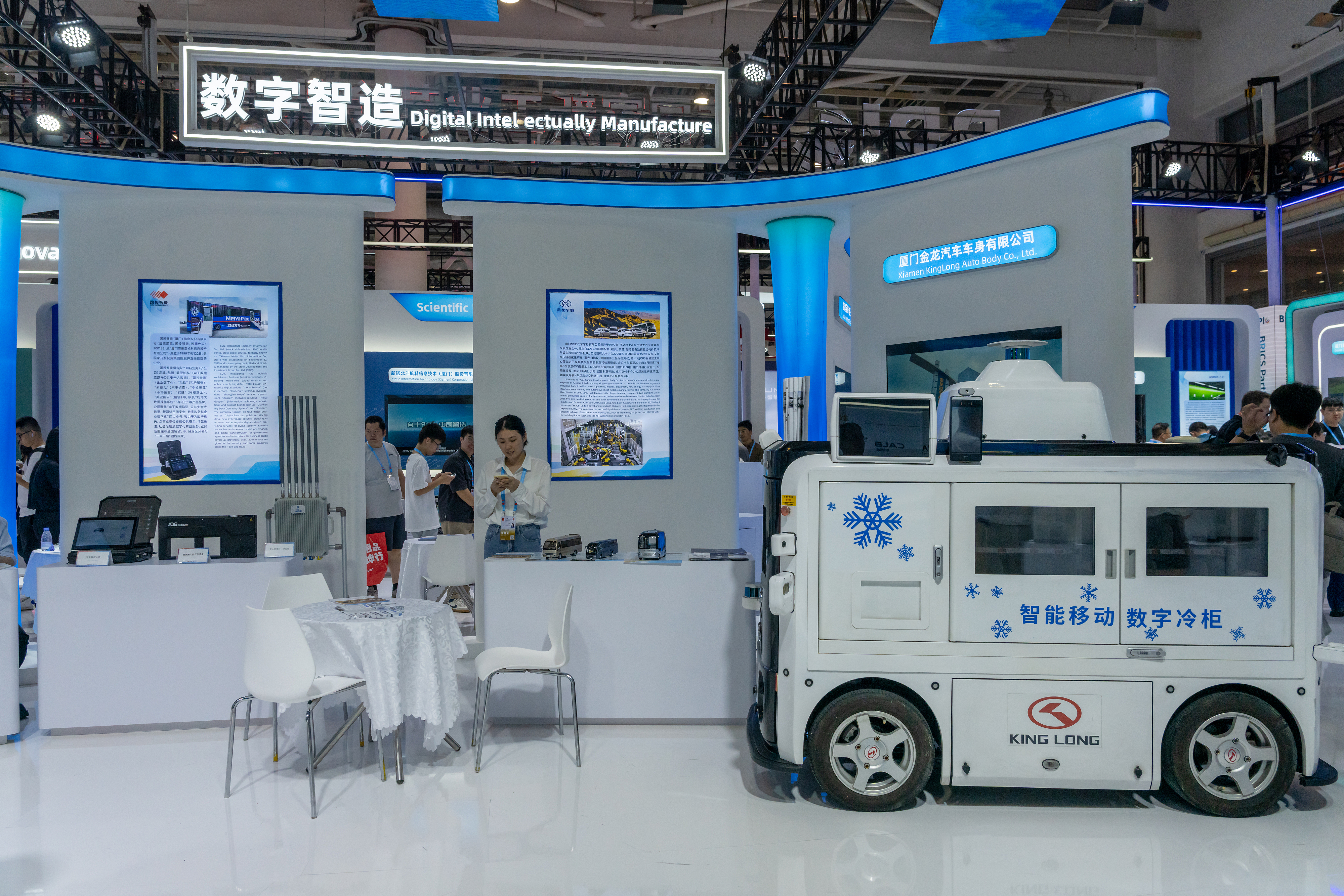 2024年9月9日，福建廈門，觀眾在金磚國家新工業(yè)革命伙伴關系創(chuàng)新基地展位參觀、洽談。