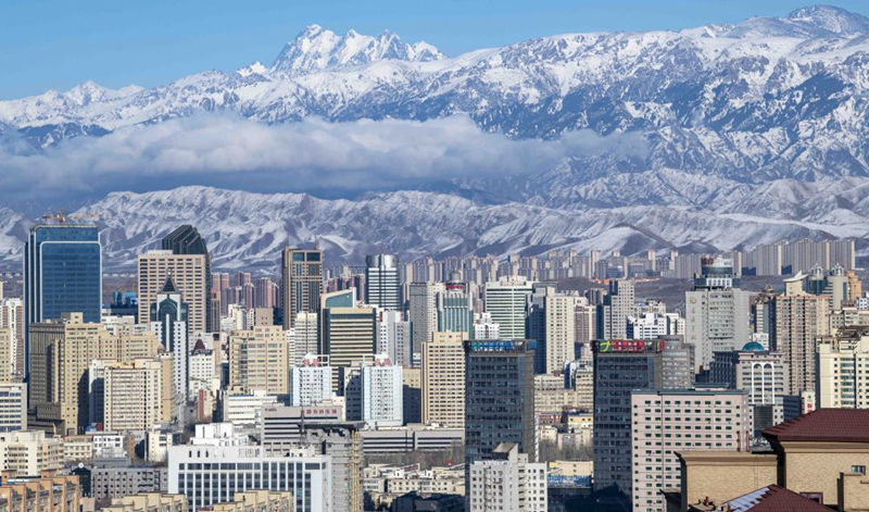 天山腳下的烏魯木齊市城區(qū)一角。