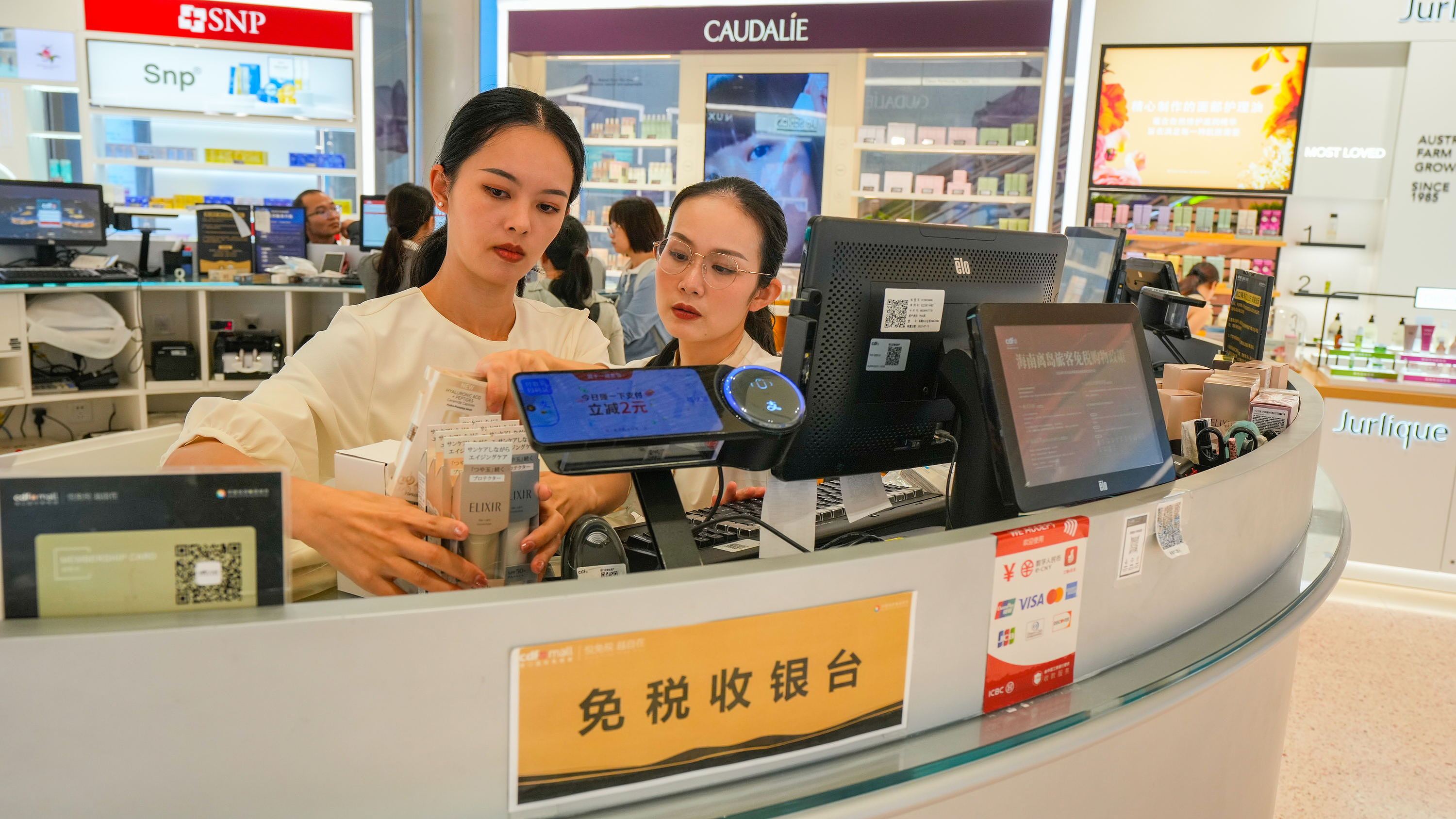 2025年11月1日，?？冢琧df?？趪?guó)際免稅城內(nèi)人頭攢動(dòng)，眾多旅客在選購(gòu)免稅商品。