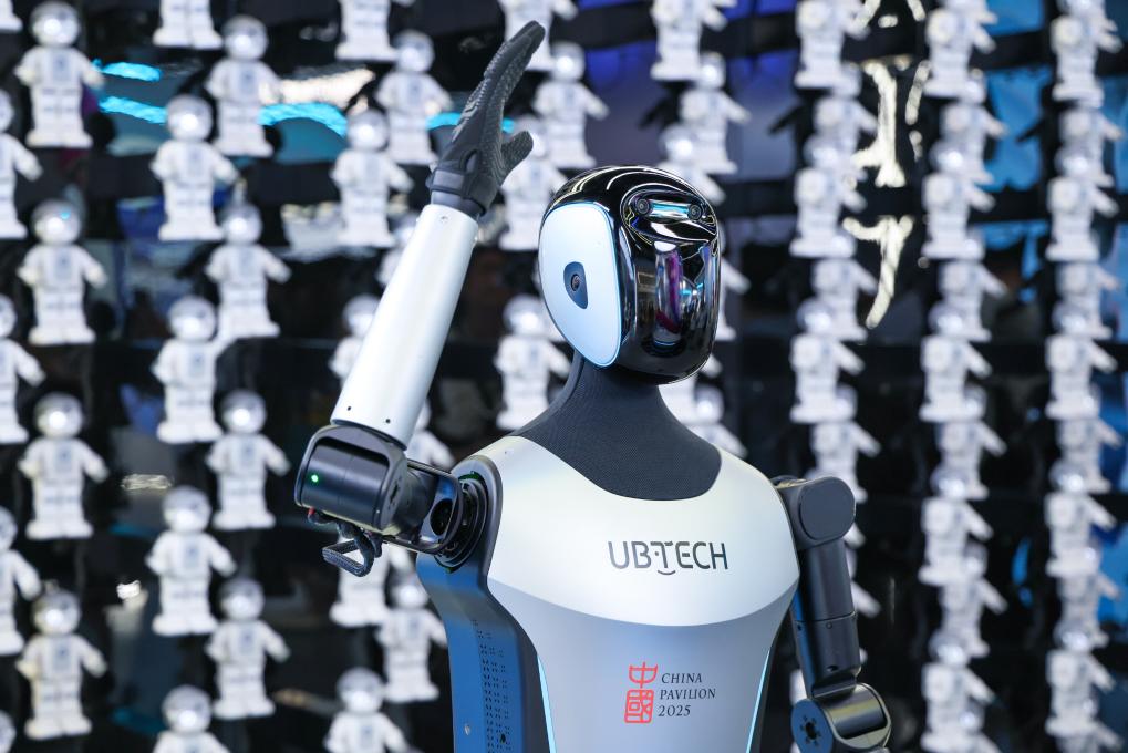 △ 2025年4月23日，在深圳優(yōu)必選科技展廳內，商用版人形機器人Walker C向觀眾揮手致意。
