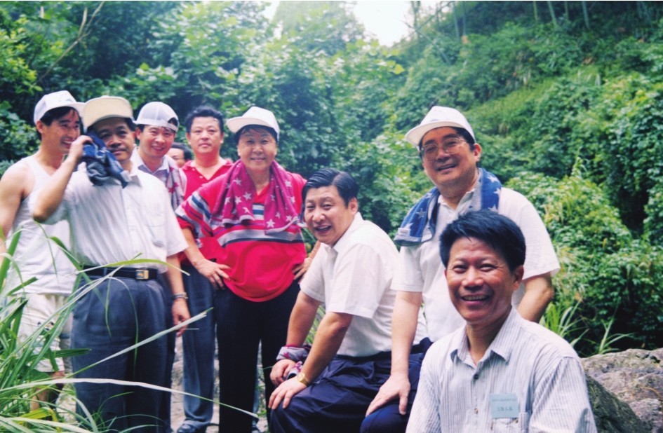 1999年6月，習近平在福州森林公園參加紀念毛主席“發(fā)展體育運動，增強人民體質(zhì)”題詞47周年登山健身活動。（圖片來源：《習近平在福建（下冊）》