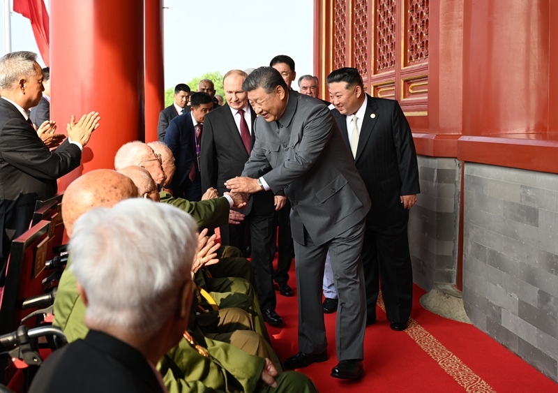 2025年9月3日，習(xí)近平總書(shū)記同抗戰(zhàn)老戰(zhàn)士老同志代表親切握手，向他們表示崇高敬意。