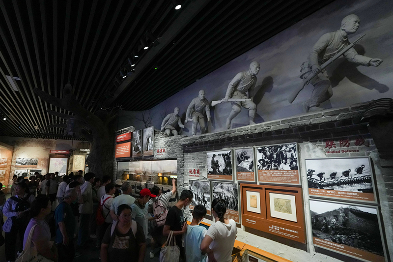 2025年7月8日，參觀者在中國(guó)人民抗日戰(zhàn)爭(zhēng)紀(jì)念館參觀《為了民族解放與世界和平》主題展覽。