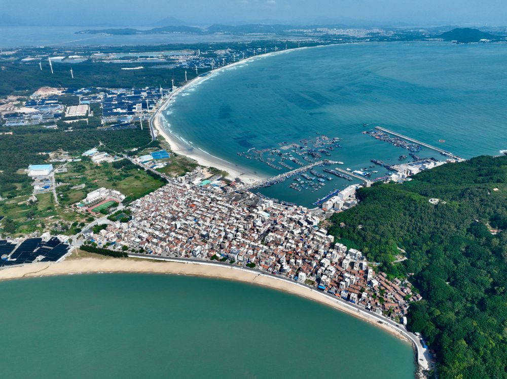 這是2024年10月16日拍攝的福建省漳州市東山縣澳角村（無(wú)人機(jī)照片）。新華社記者姜克紅攝