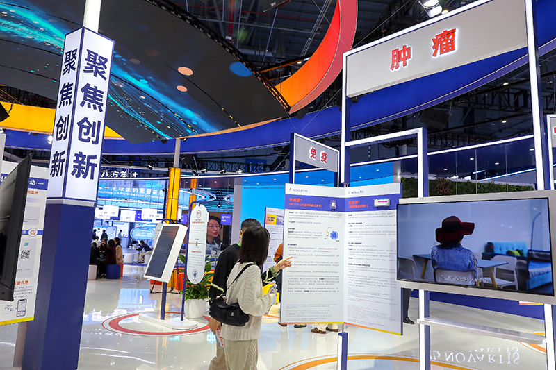 2025年11月9日，上海，第八屆進(jìn)博會(huì)（醫(yī)療器械及醫(yī)藥保健展區(qū)）。