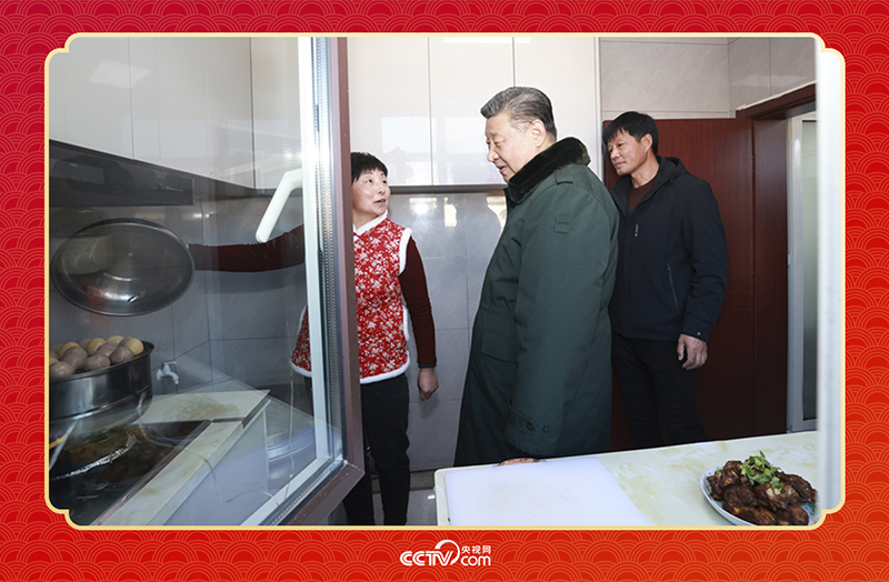 2025年春節(jié)前夕，習(xí)近平總書記在遼寧葫蘆島市綏中縣明水滿族鄉(xiāng)祝家溝村考察時(shí)，走進(jìn)村民朱西存家看望。