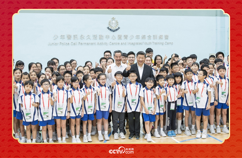 2017年6月30日上午，國家主席習(xí)近平來到香港少年警訊永久活動中心暨青少年綜合訓(xùn)練營考察，看望正在訓(xùn)練的香港青少年。這是習(xí)近平同少年警訊成員合影。