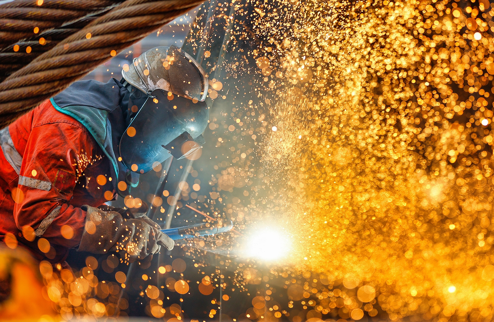 △ 2026年1月29日，在天津市濱海新區(qū)，海上油氣平臺建設工人進行現場施工。