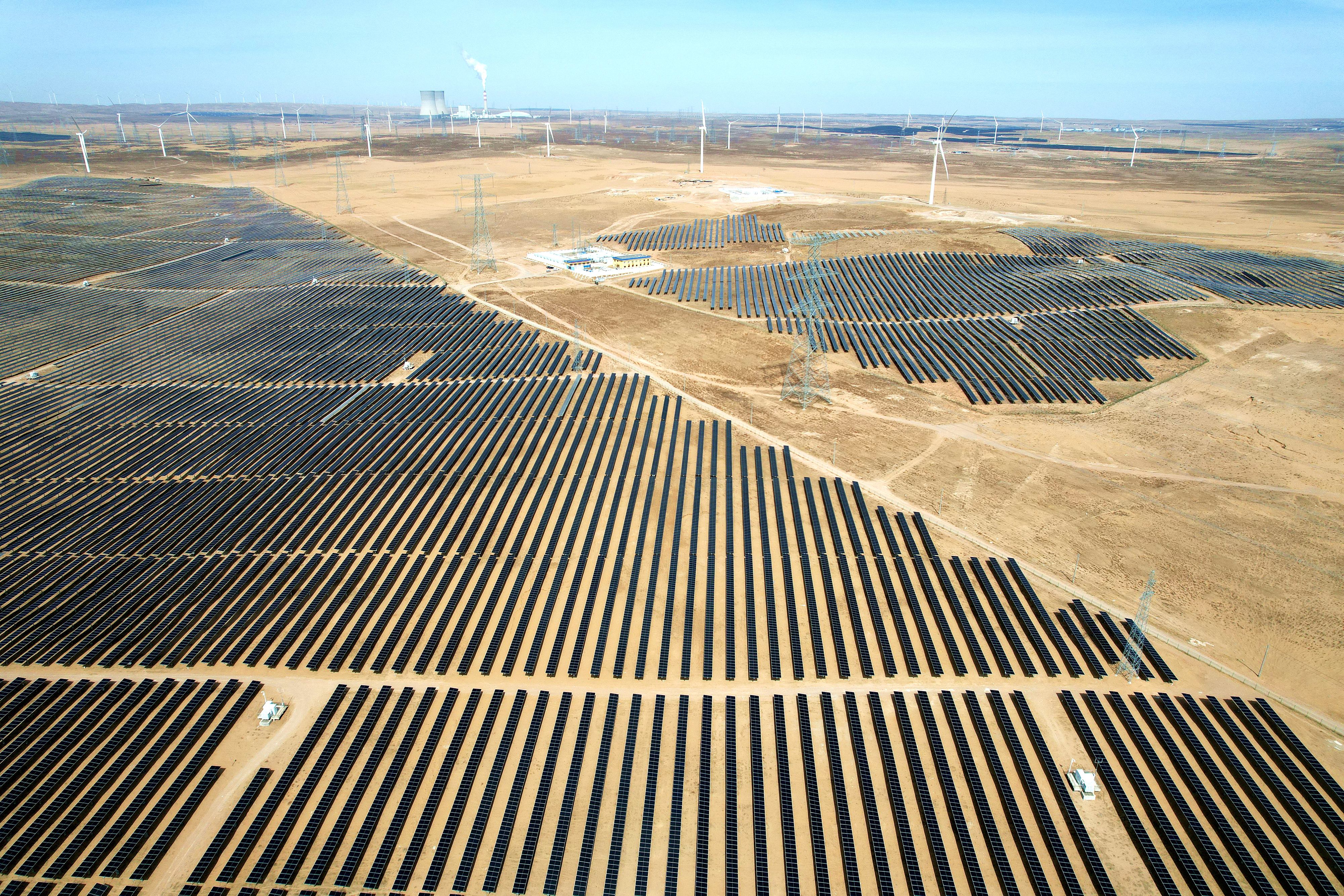 2026年3月18日，寧夏銀川，在靈武市白土崗鄉(xiāng)的一處光伏產(chǎn)業(yè)基地，成片的太陽能光伏板匯成一片“藍(lán)色海洋”。