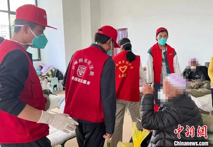 圖為得到妥善安置周到的服務(wù)，患者向志愿者豎起大拇指。　日喀則市委宣傳部供圖