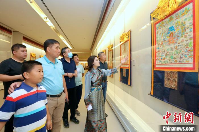 “藏韻瑰寶”藏醫(yī)四部醫(yī)典唐卡珍品展現(xiàn)場(chǎng)?！⒖∩n 攝