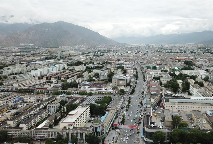 8?10日無(wú)人機(jī)拍攝的拉薩城市一景?新華社記?? 王益? ?.jpg