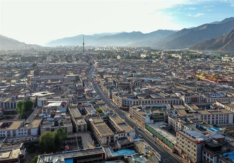 鳥瞰拉薩古城??5??16日無人機(jī)拍攝)???新華社記??? 張汝?? ??.jpg