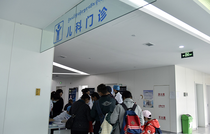 圖為患???及家屬在西藏自治區(qū)婦產(chǎn)兒童醫(yī)院等待義診 攝影:王媛媛.jpg