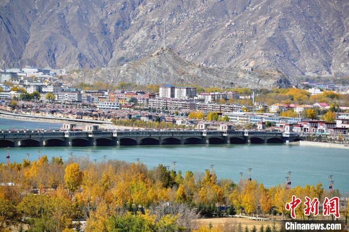 10月25日，被秋色點綴的拉薩河。　江飛波 攝