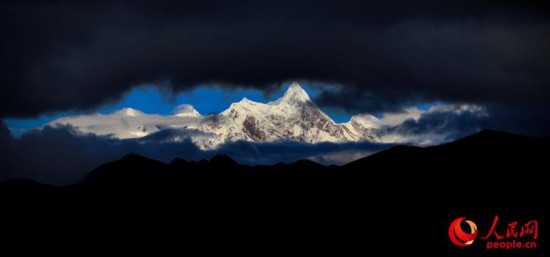 南迦巴瓦峰遠眺。次仁羅布 攝