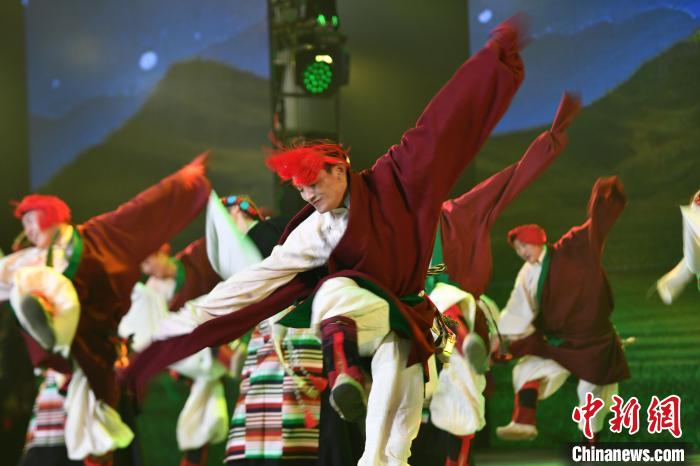 圖為演員在聯(lián)歡晚會(huì)上表演?！∝暩聛硭?攝