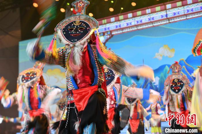 圖為演員在聯(lián)歡晚會(huì)上表演?！∝暩聛硭?攝