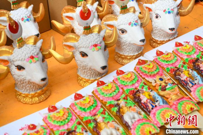 圖為拉薩市場上待售的吉祥羊頭?！∝暩聛硭?攝