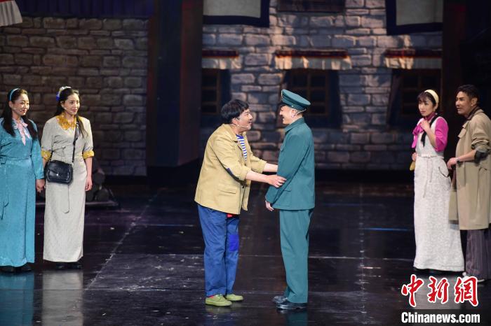 圖為西藏本土話(huà)劇《八廓街北院》演出現(xiàn)場(chǎng)?！?攝