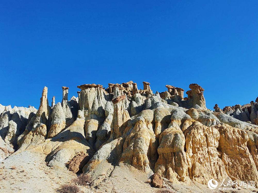 形態(tài)各異的土林。人民網(wǎng) 李海霞攝