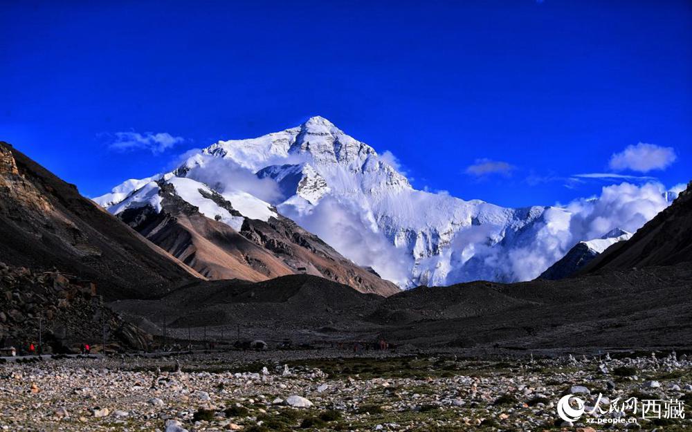 遠(yuǎn)眺珠穆朗瑪峰。