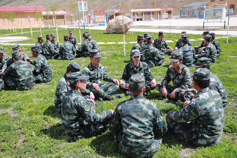 官兵正在開展“讀書分享”交流活動。