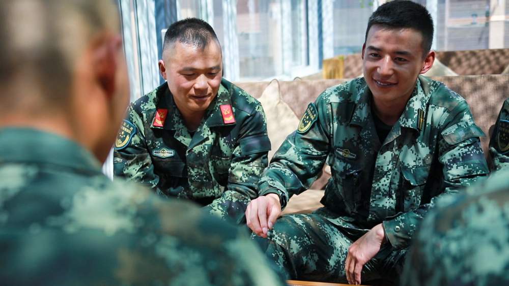 官兵正在陽光棚內優(yōu)雅的環(huán)境中下象棋。