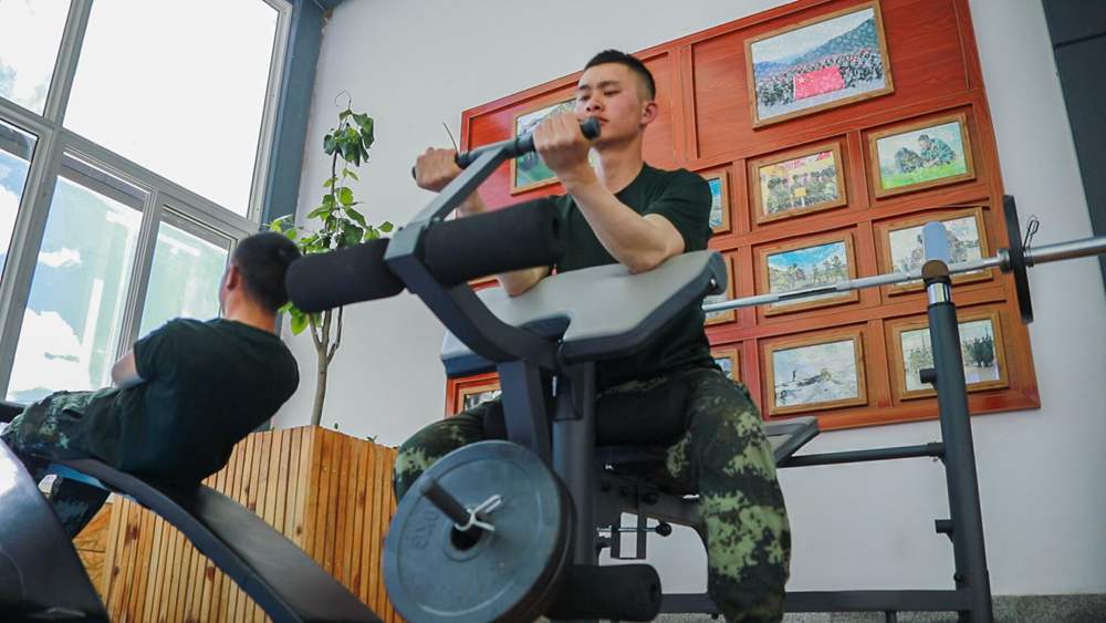 官兵正在陽光棚內自我健身。