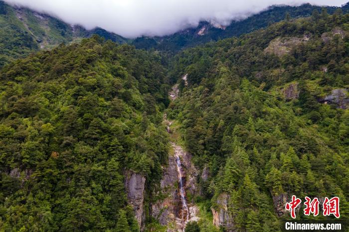 勒布溝的瀑布?！〗w波 攝