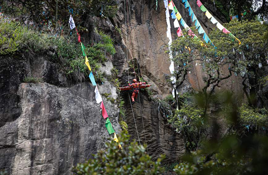 被困人員垂直提拉至安全位置。西繞拉翁攝