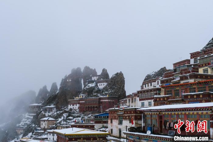 云霧環(huán)繞的孜珠寺?！〗w波 攝