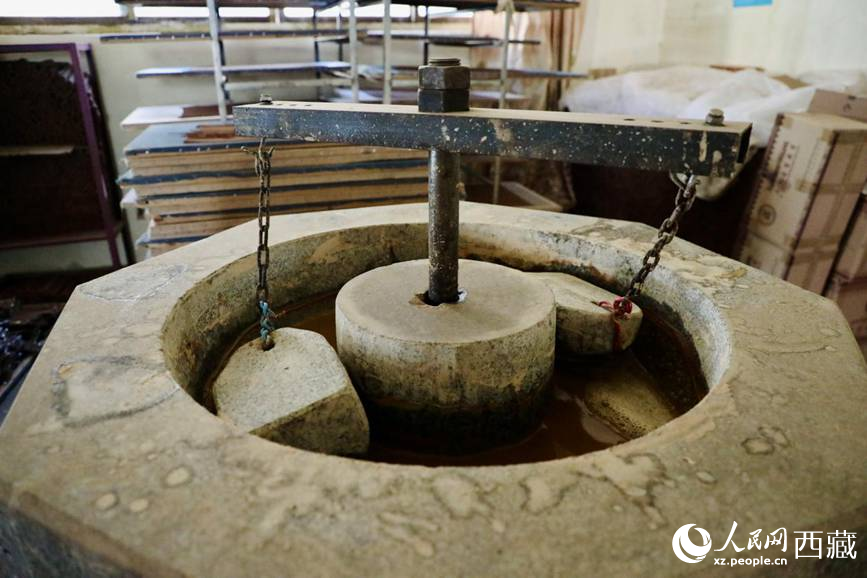 制作藏香的原料用石頭混合研磨。人民網記者 次仁羅布攝