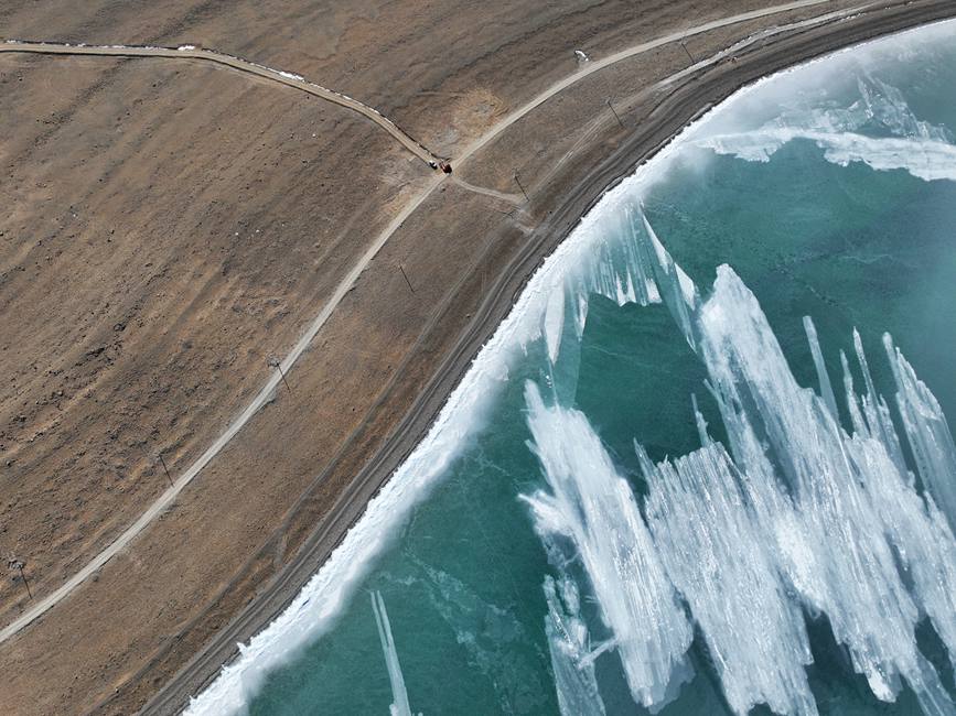 西藏阿里:冬日湖冰盛景