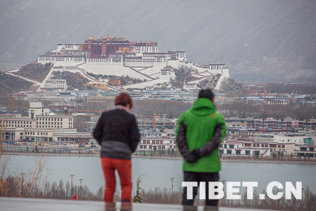 游客遠(yuǎn)眺布達(dá)拉宮 游客遠(yuǎn)眺布達(dá)拉宮